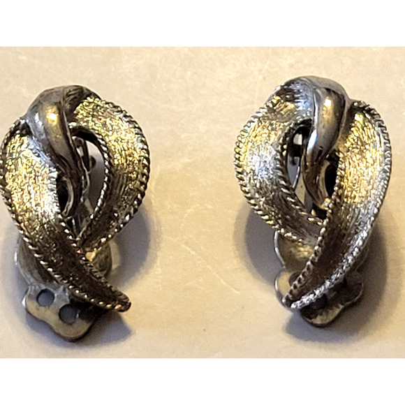 Vintage Kramer Clip On Earrings Silver Tone Unique Classic Fashion Jewelry - Picture 1 of 7